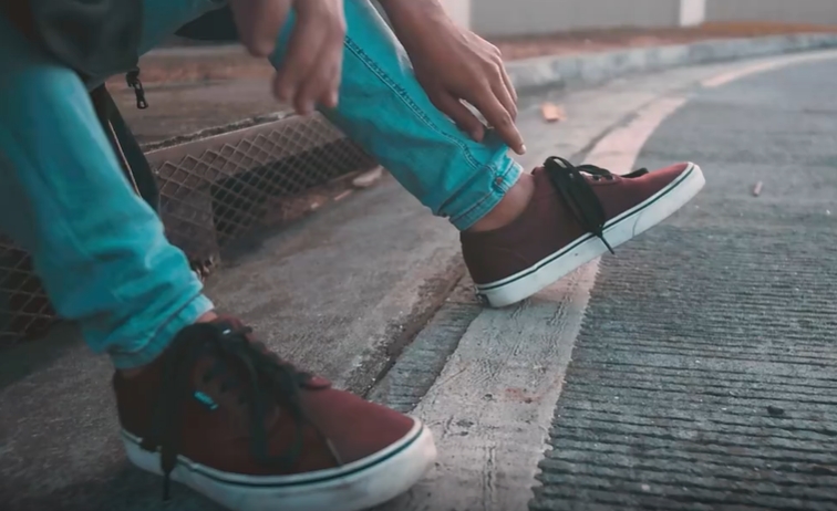 人行道旁男子孤独的坐着视频素材