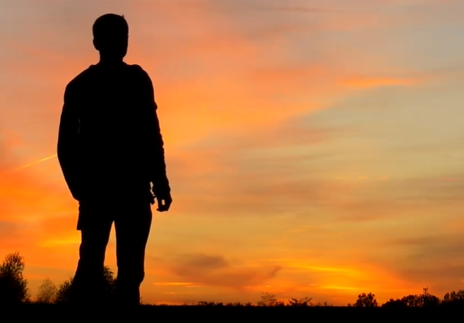 夕阳落下余光照在孤独的背影上视频素材