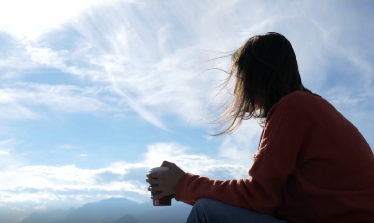 海边孤单的小姐姐情感短视频素材