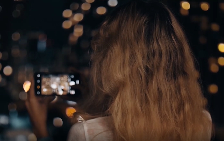 拿着手机拍摄的金发小姐姐