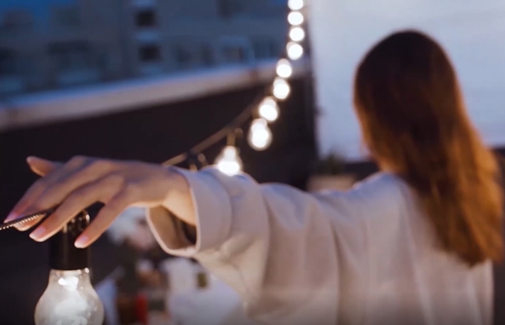 伤感的女孩一个人在吊桥上行走