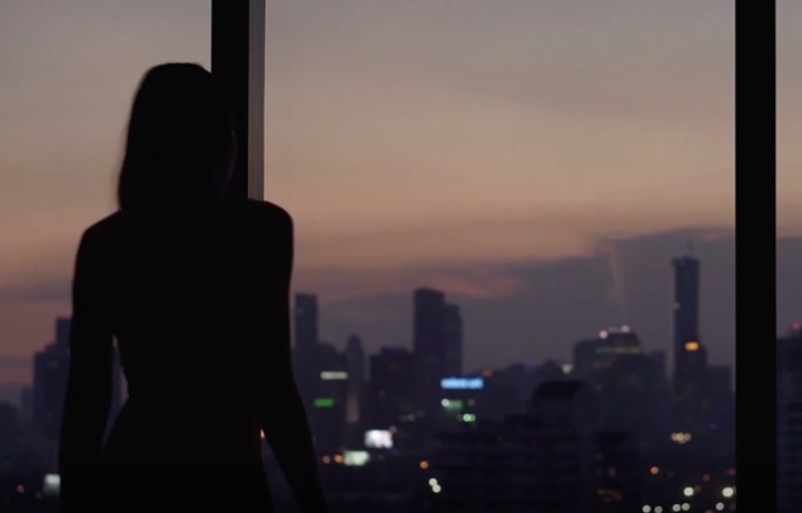 下班后的女士在办公室看着风景视频素材