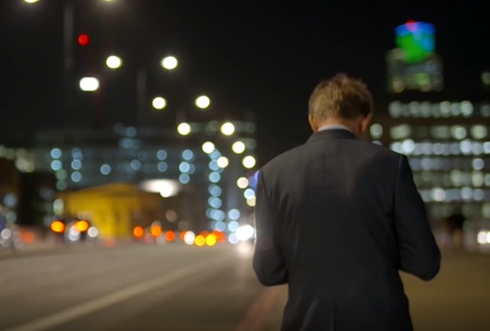 下班后的西装男在路边回复客户信息视频素材