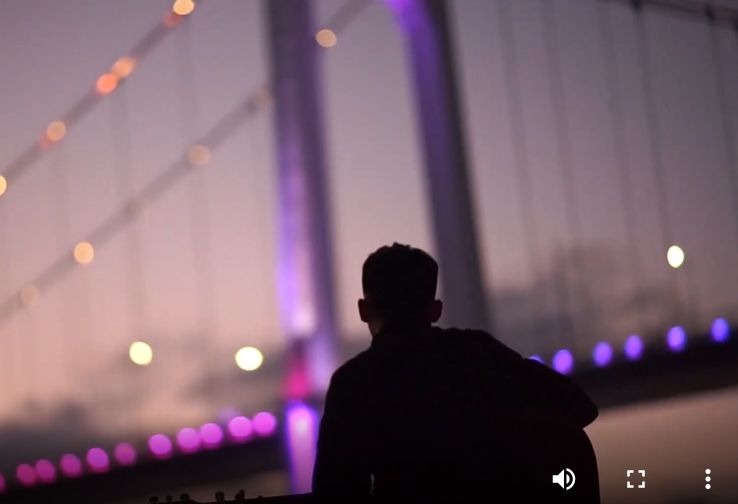 夜色河边年轻人独自弹吉他视频素材