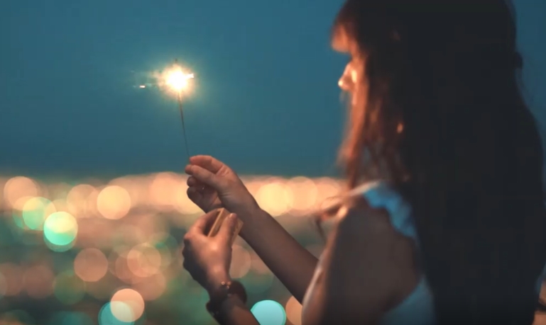 女孩点着烟花的视频素材