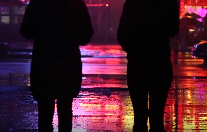 雨后夜晚街道的行人视频素材