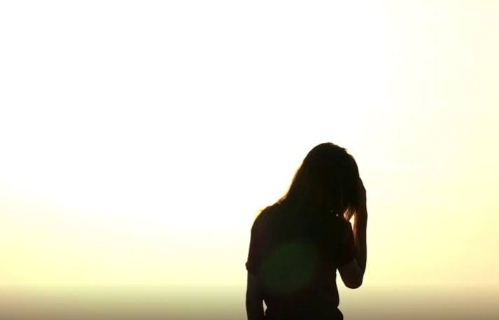 失恋的女孩子痛苦的身影