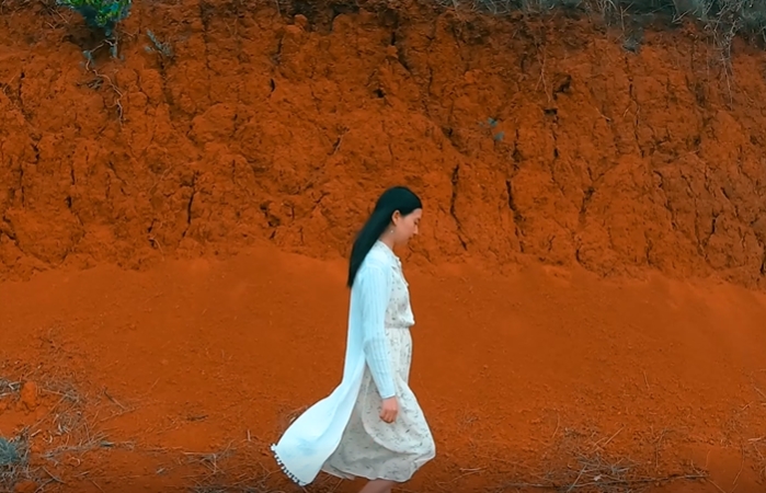 野外行走的女人