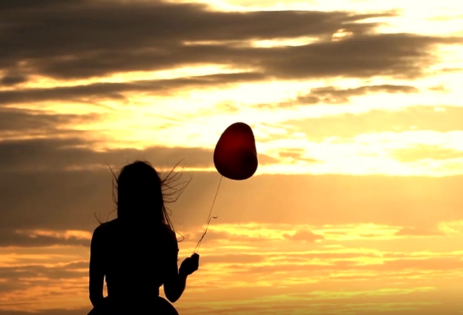 夕阳黄昏下孤单伤感的女孩