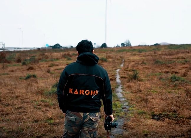 行走在小路上的摄影师