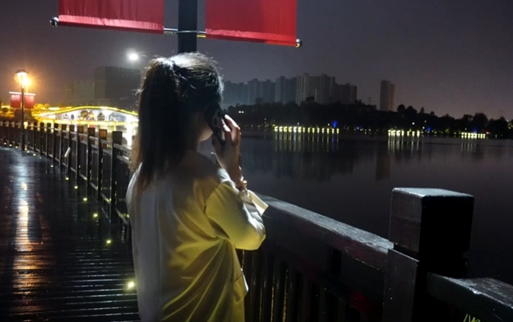 失恋女孩晚上在桥上打电话视频素材