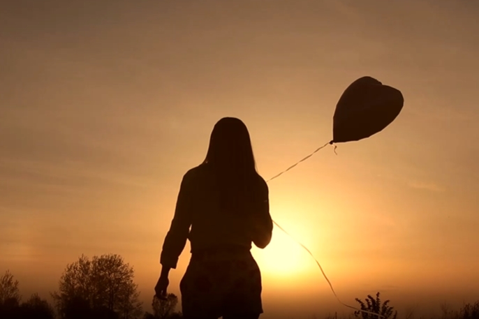夕阳下孤单失恋的女孩一个人走着视频素材