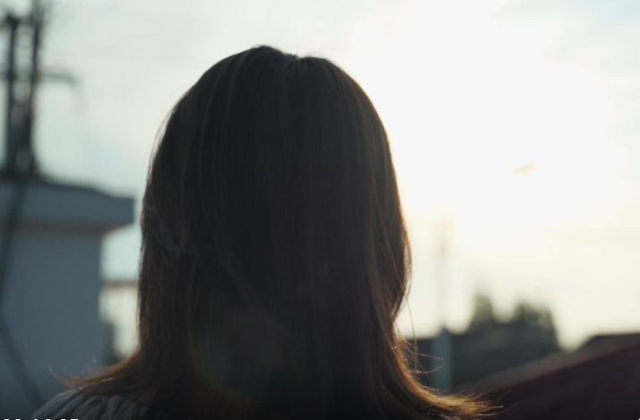 女孩子在阳台上眺望远方的孤单背影