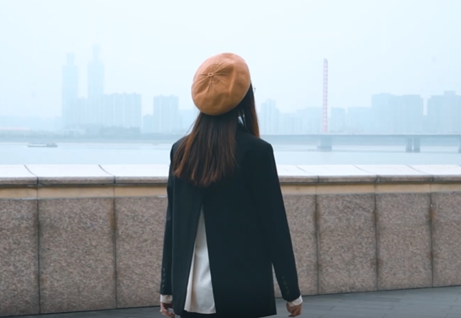 女孩一个人孤单的在河边行走视频素材