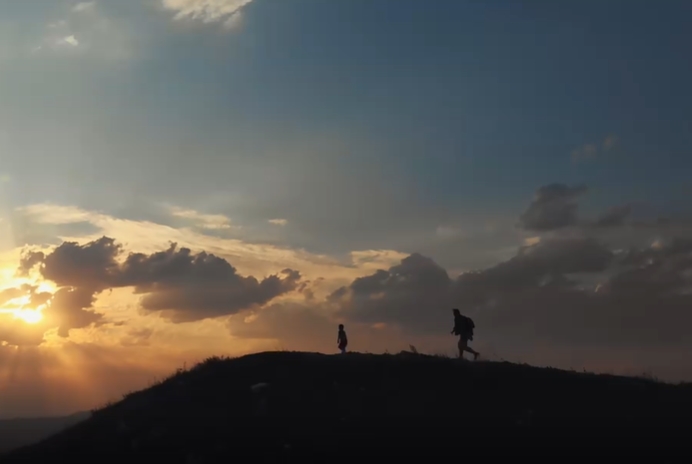 夕阳山顶父子励志视频素材