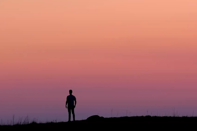 傍晚高山男人励志视频素材