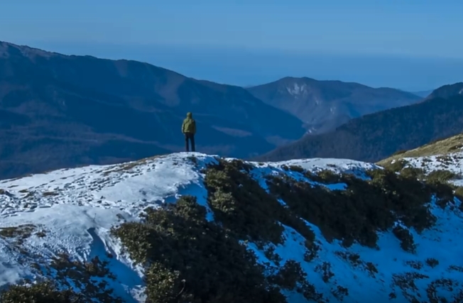 积雪峰顶男人励志视频素材