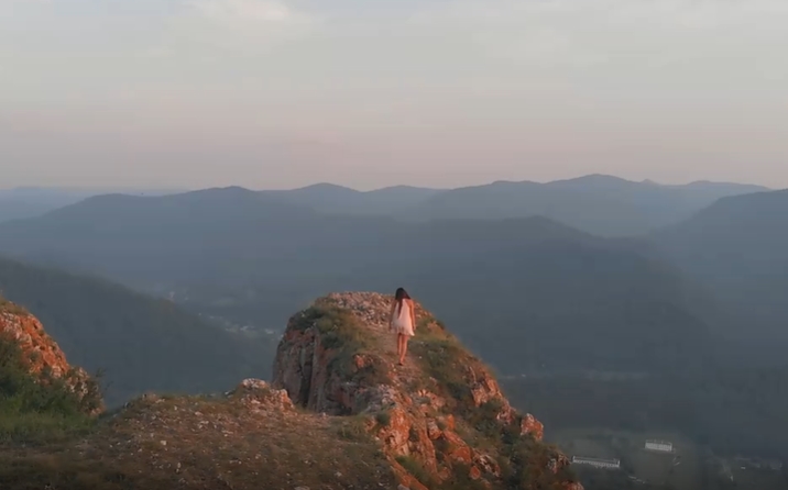 清晨登山顶女子励志视频素材