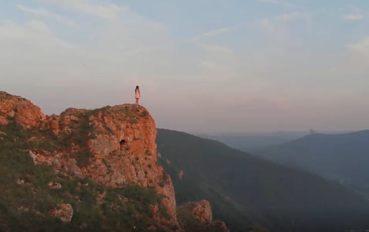 高山登顶女人励志视频素材