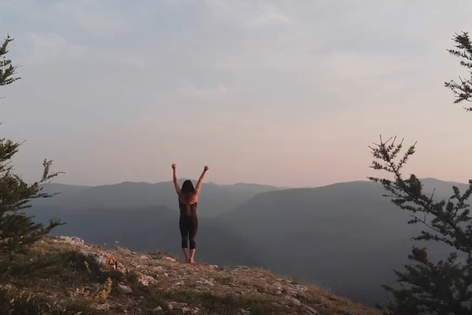 清晨山顶女人励志视频素材