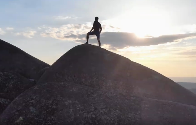 男人勇攀高峰励志视频素材