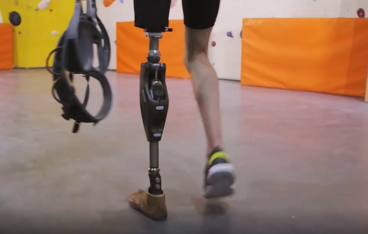 截肢男子在运动场所行走励志情感视频素材