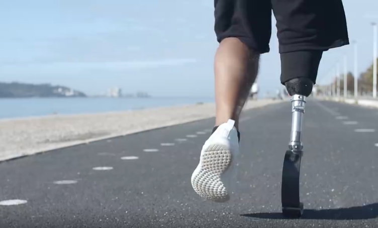 励志残疾男孩跑步特写视频素材