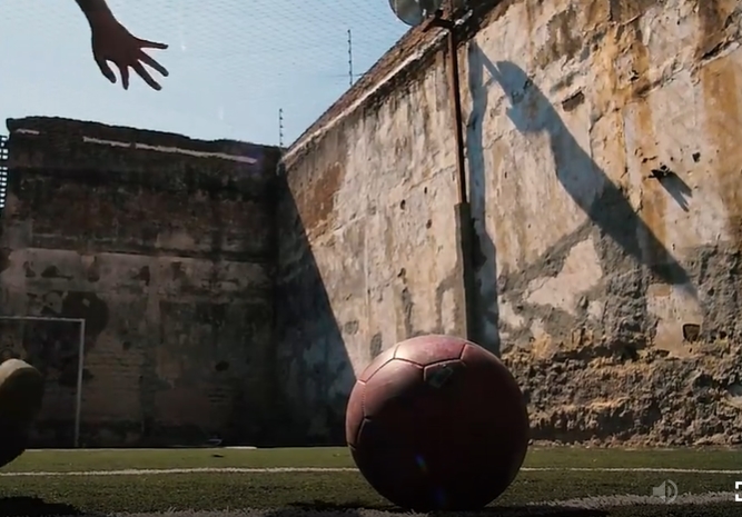 踢足球男子脚步特写情感视频素材