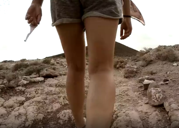 女孩攀登荒山野岭视频素材