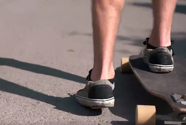 男子在街上玩滑板视频素材