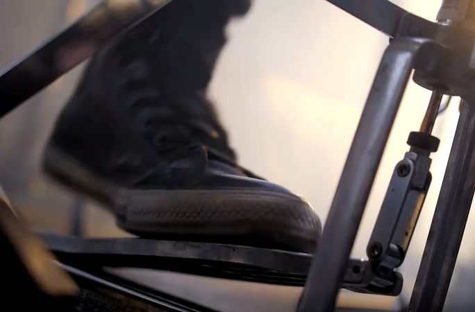 钢琴练习脚踏视频素材