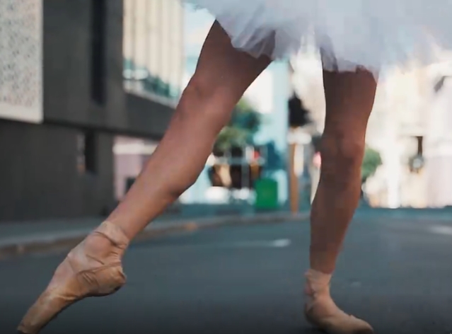 芭蕾女孩街头起舞视频素材