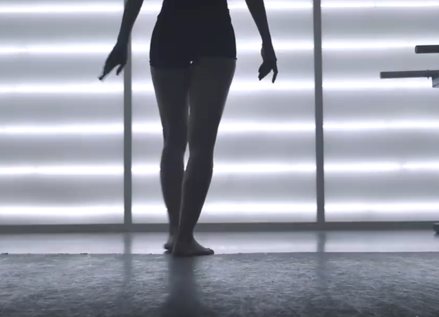 女孩在窗前起舞视频素材