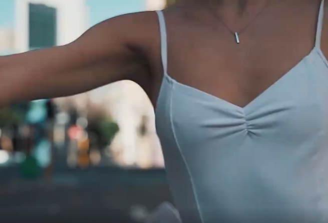 白衣女孩街头起舞视频素材