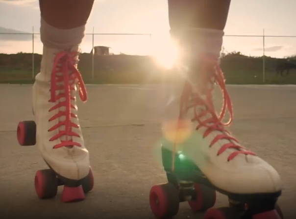 男子在操场练习轮滑视频素材