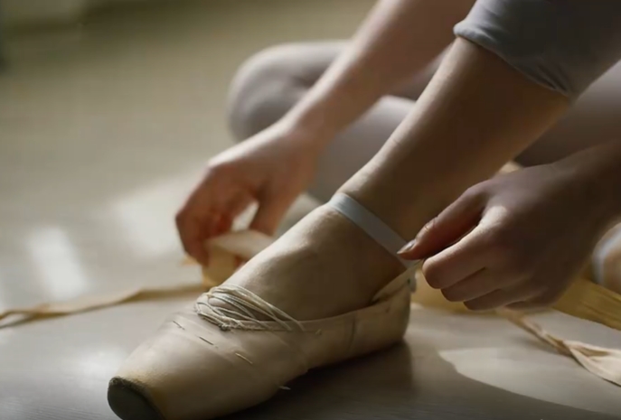 女孩慢慢穿上芭蕾舞鞋视频素材