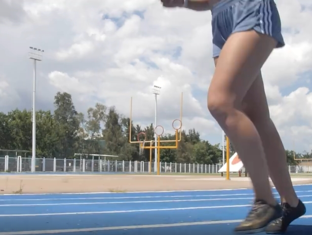 男子在操场跑步视频素材