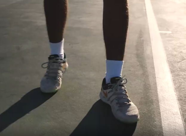 男子在球场打网球视频素材