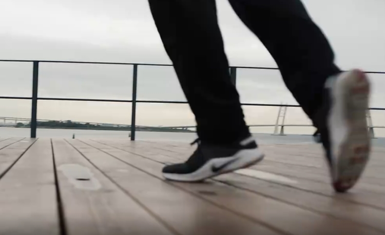 男孩在河边跳舞视频素材