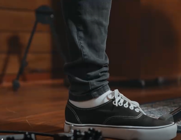 男孩练习弹吉他视频素材