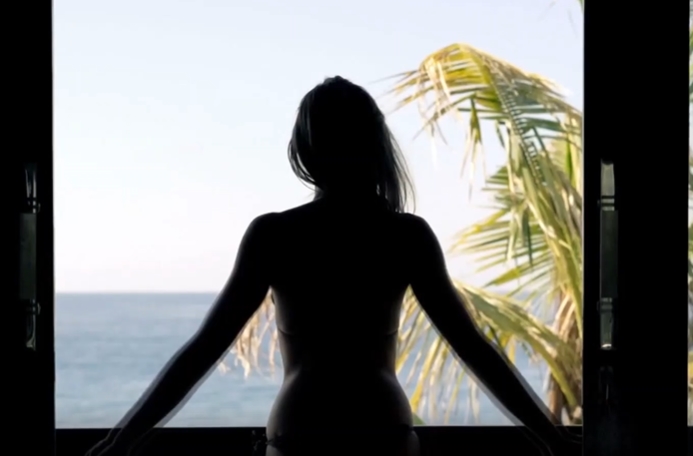 面朝大海健身的女人背影视频素材