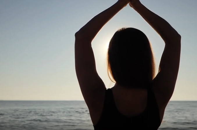 夕阳下在海边做瑜伽的美女视频素材