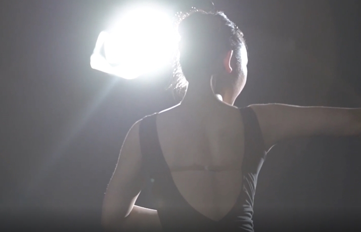 舞蹈生灯光下训练励志视频素材