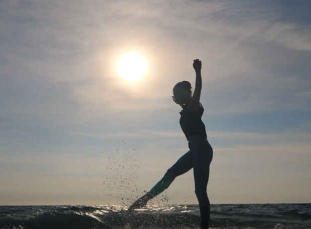 夕阳下海边体操励志视频素材